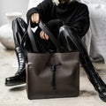 The Medium Shopper - Sample Sale in Technik in Taupe and Black image 2