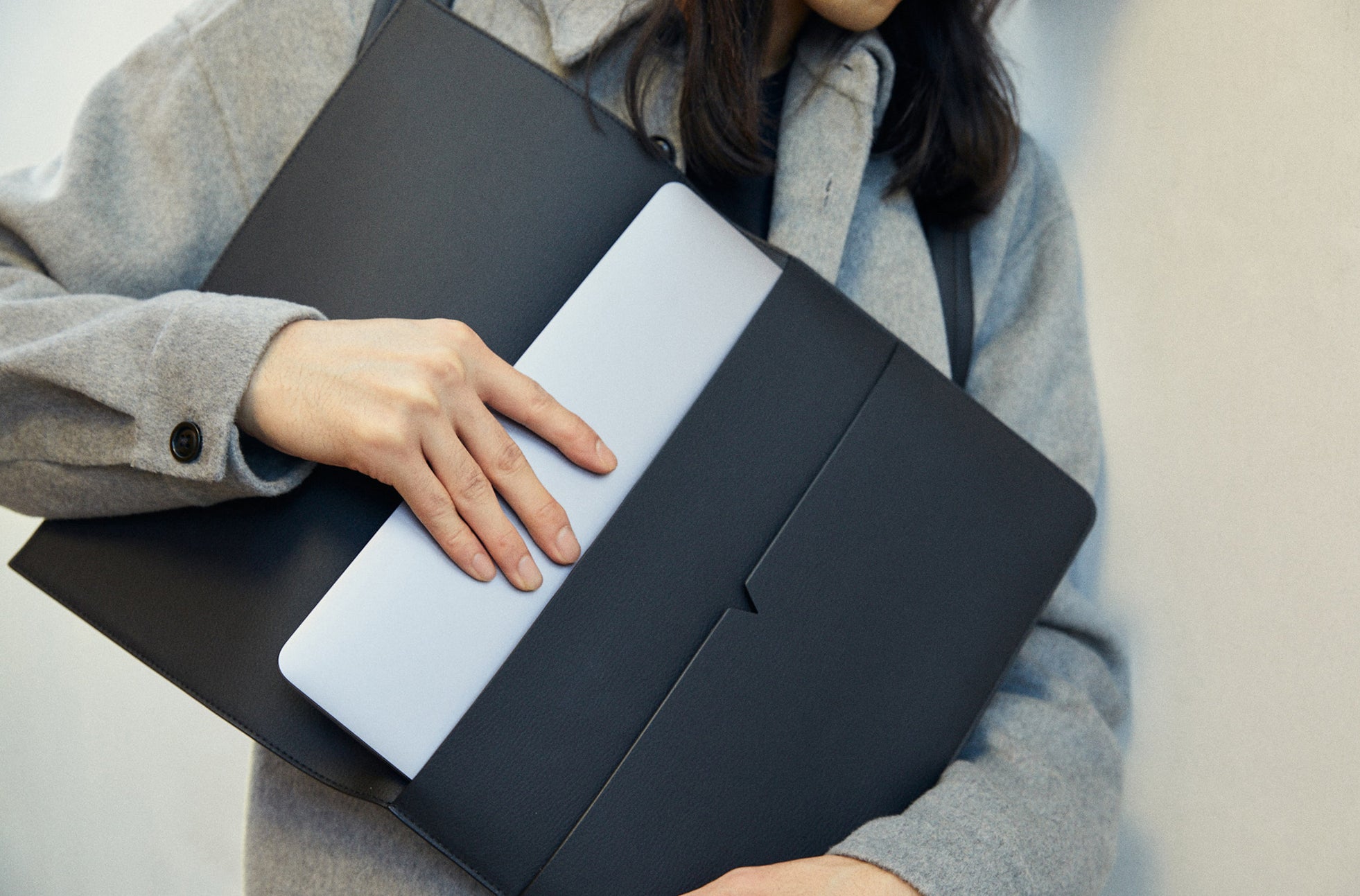 The MacBook Portfolio 13-inch in Technik in Black image 2