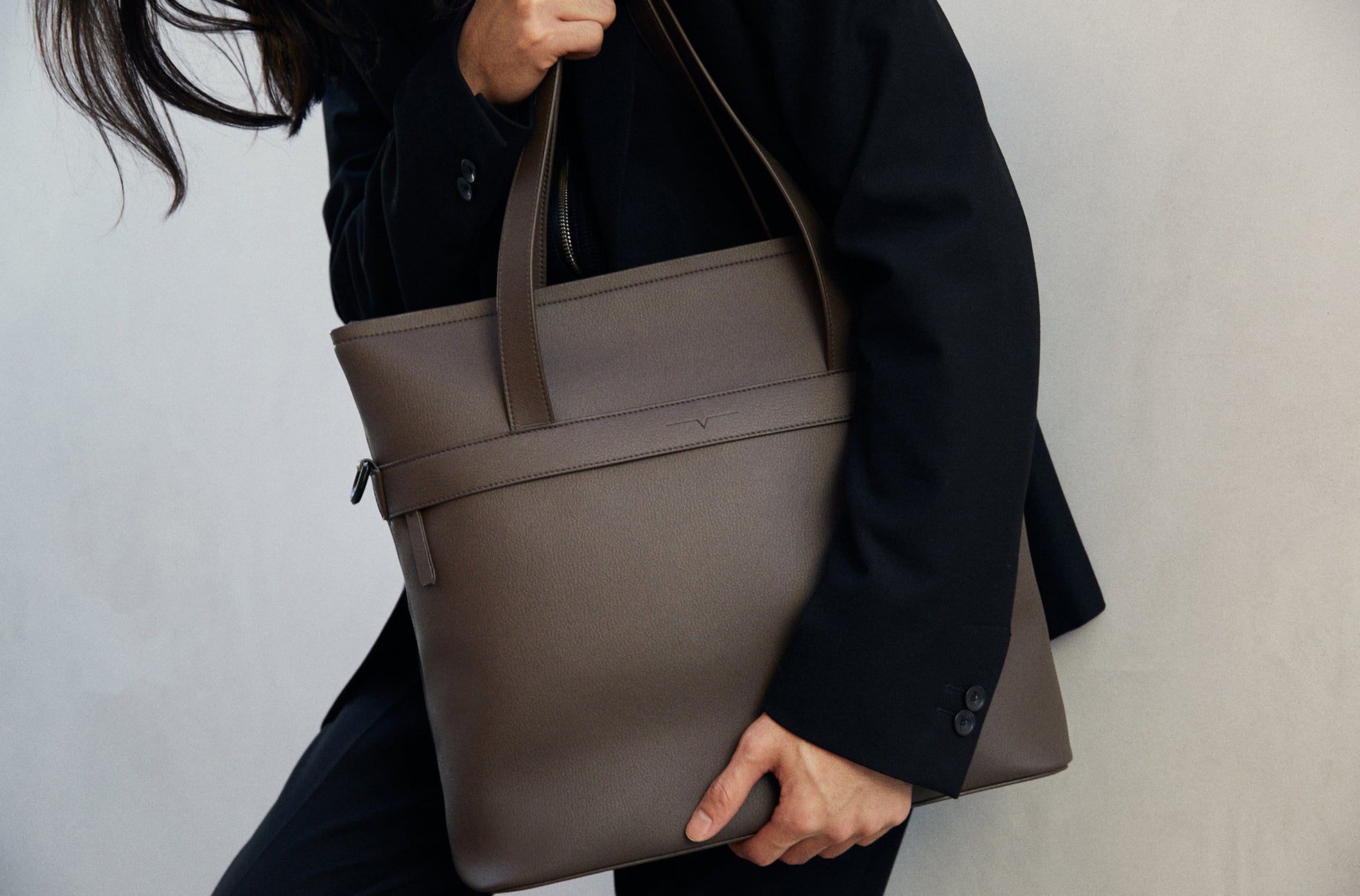 The Zipper Tote in Technik-Leather in Taupe image 2
