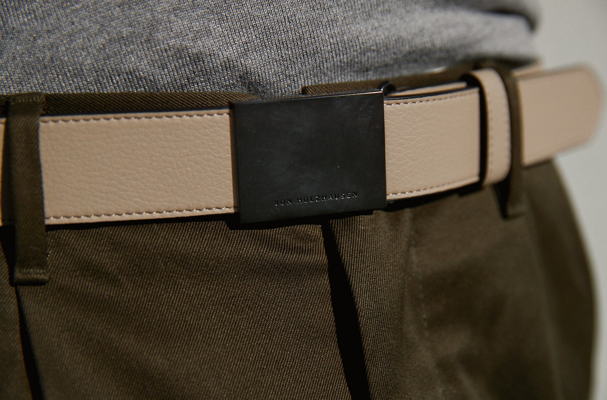 The Men's Belt in Technik-Leather in Stone image 3