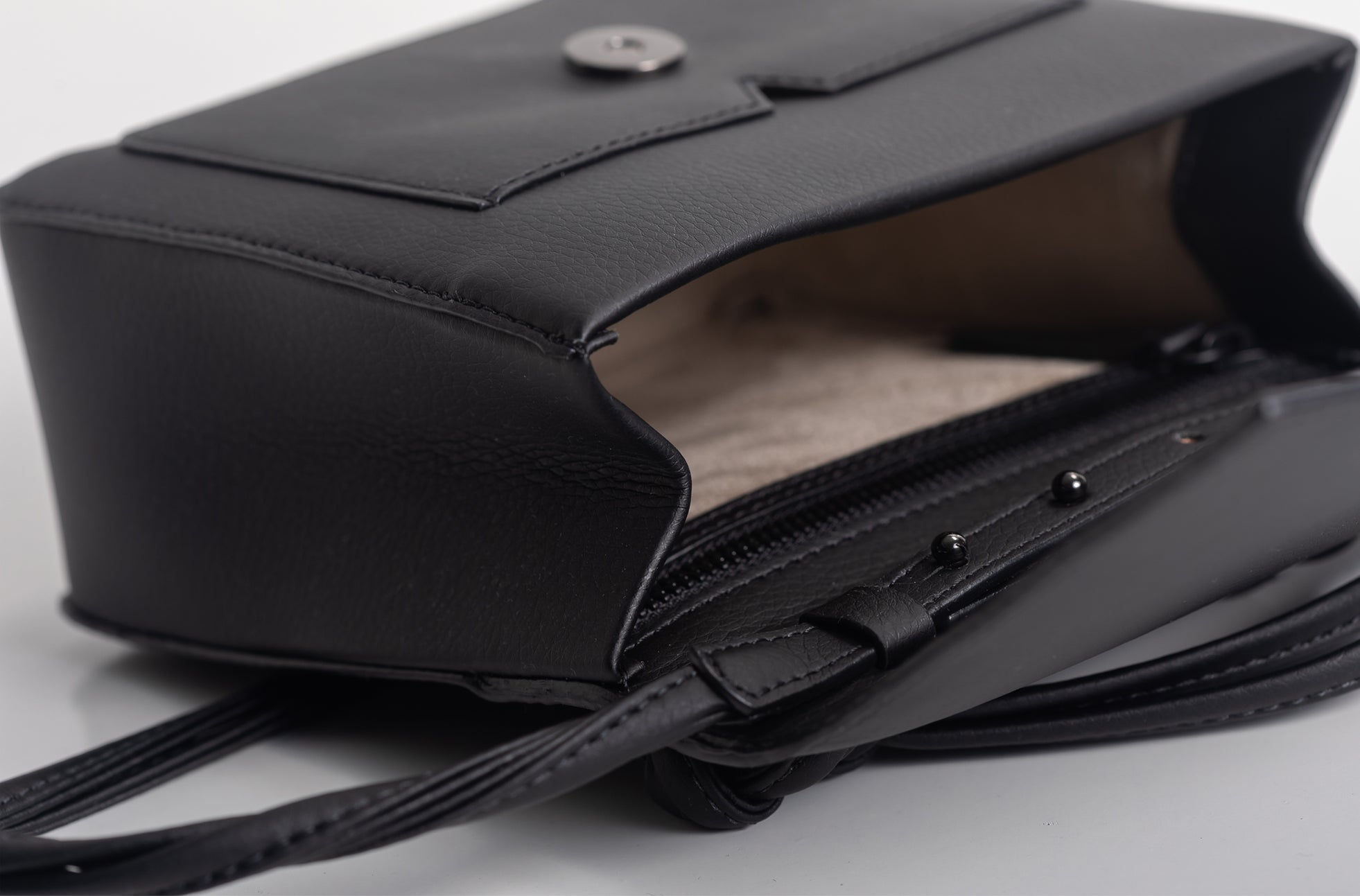The Mini Handheld in Technik-Leather in Black image 8