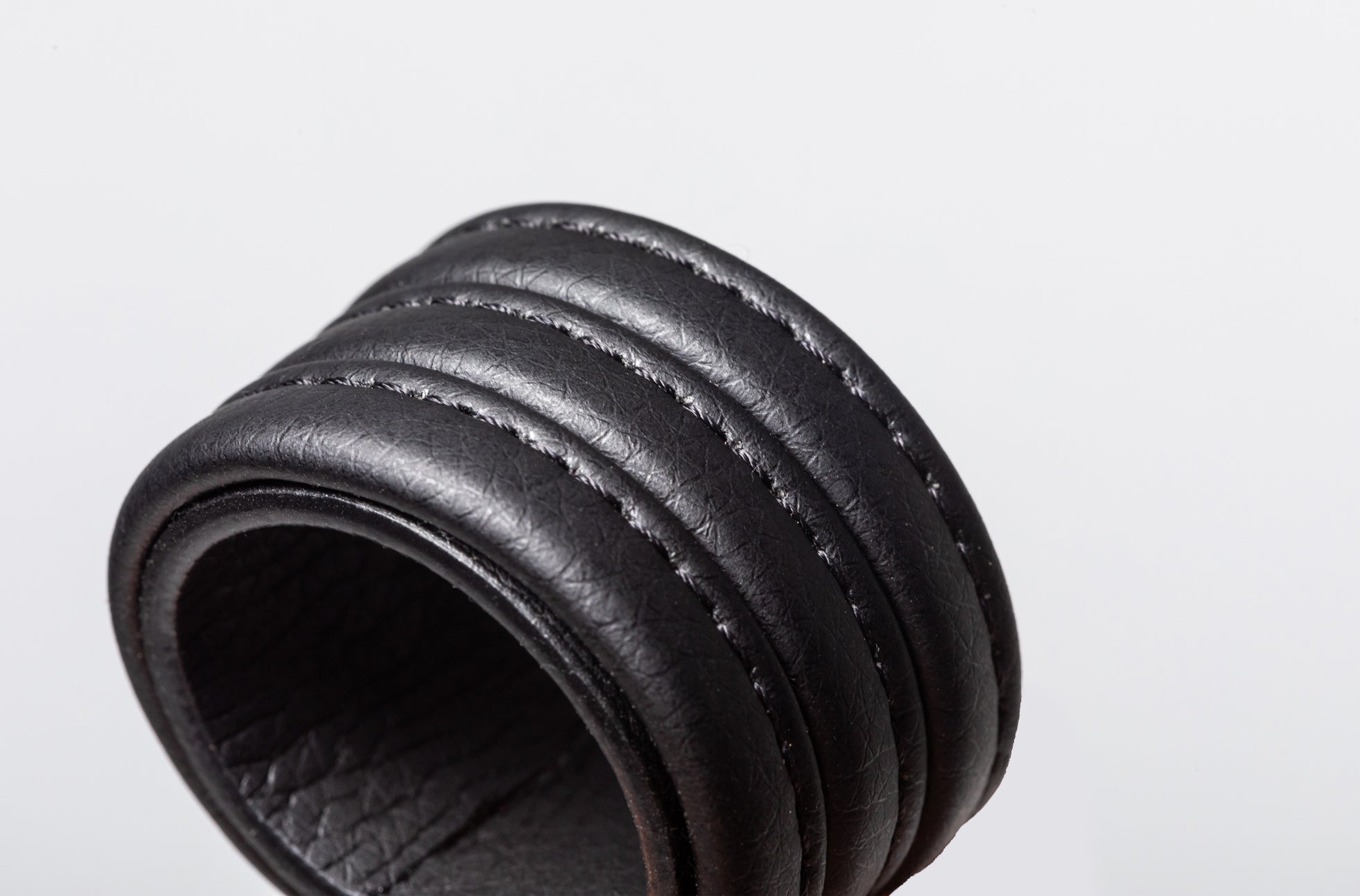 The Napkin Rings - Sample Sale in Technik-Leather in Black image 4