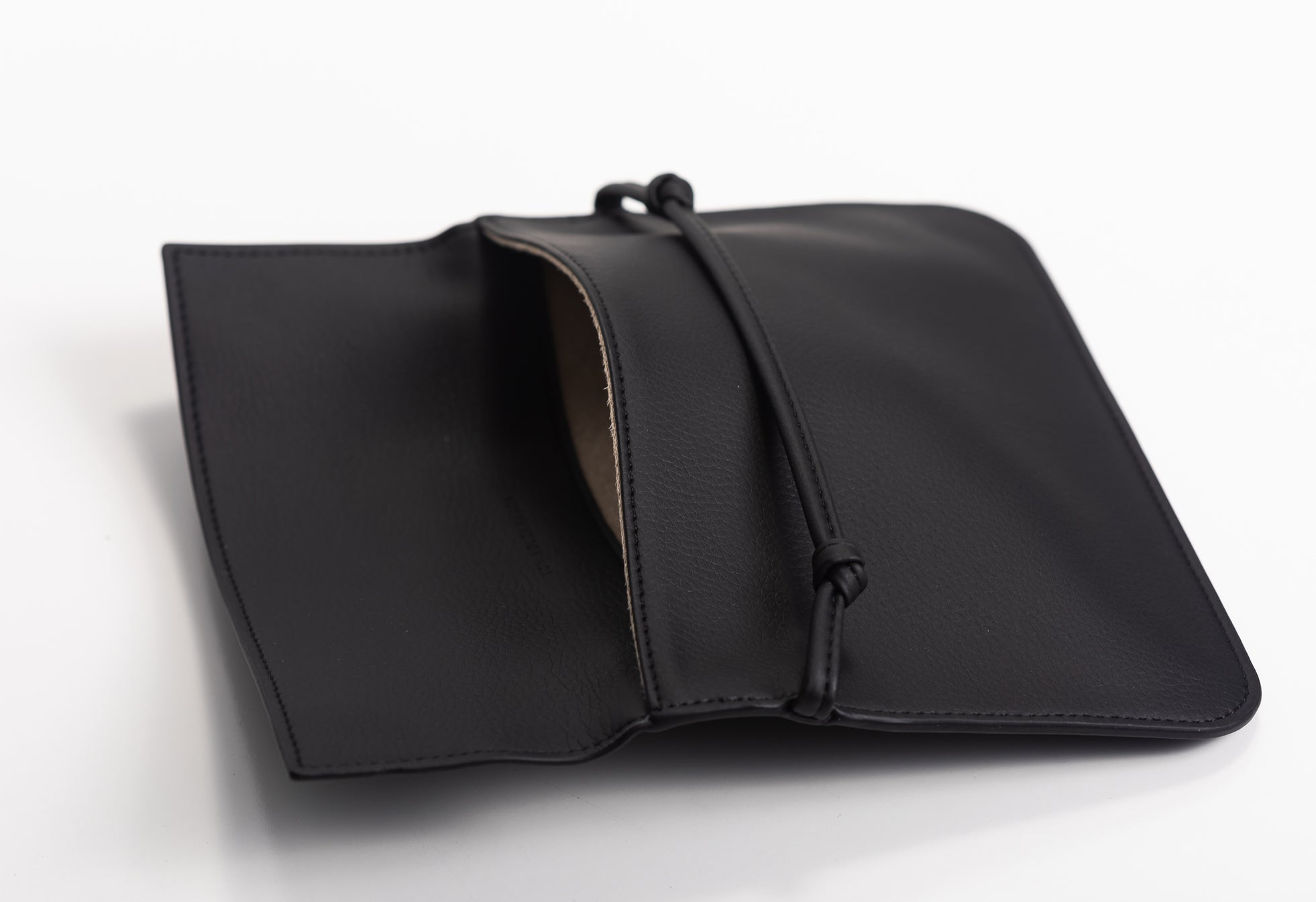 The Pouch in Technik-Leather in Black image 6