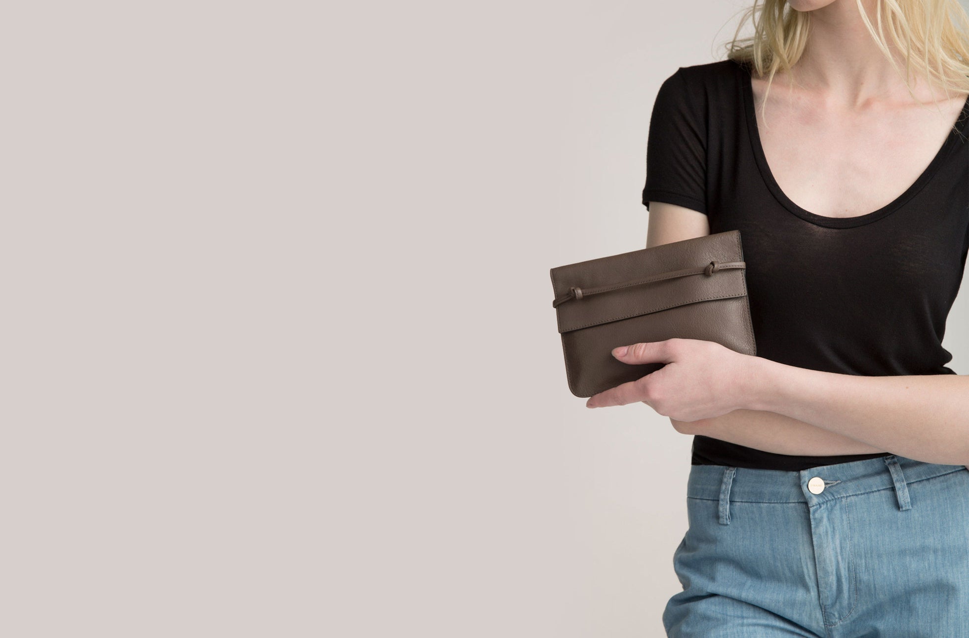 The Pouch in Technik in Taupe  image 2
