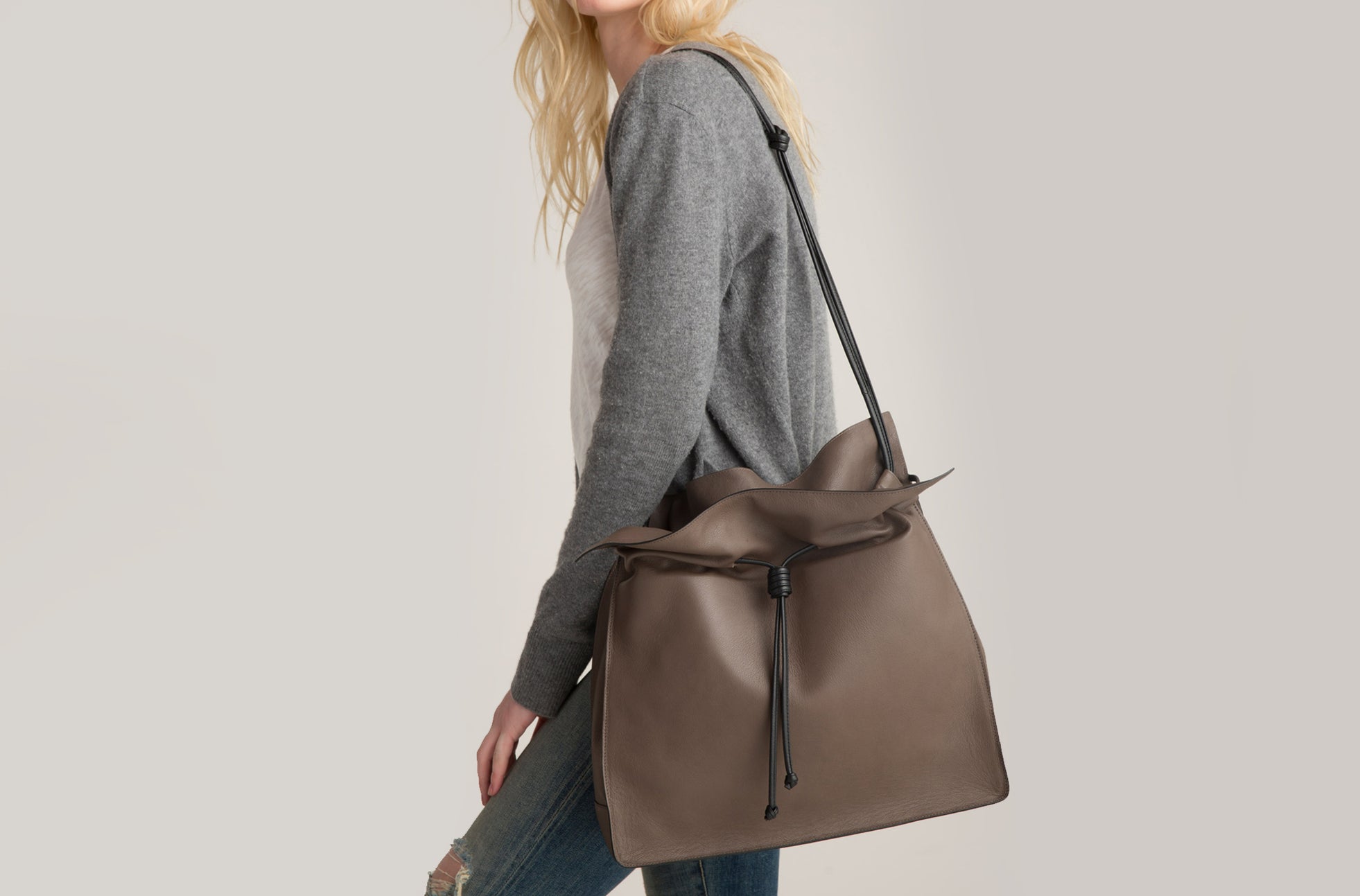 The Large Shopper - Sample Sale in Technik in Taupe + Black image 5
