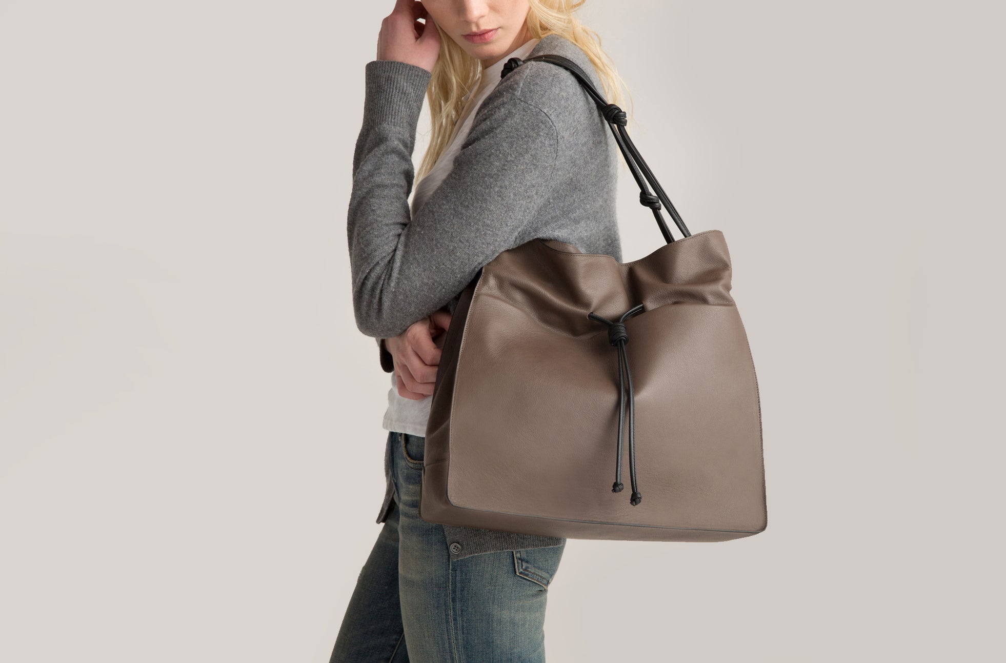 The Large Shopper - Sample Sale in Technik in Taupe + Black image 4