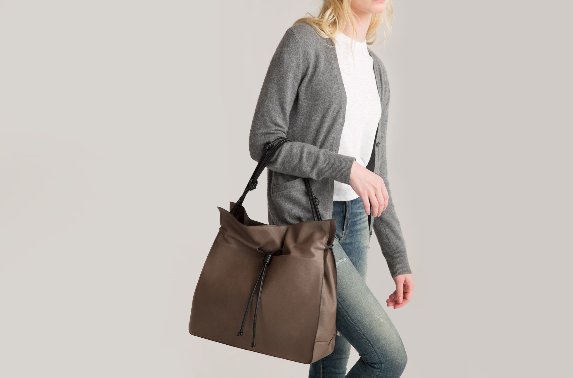 The Large Shopper - Sample Sale in Technik in Taupe + Black image 2