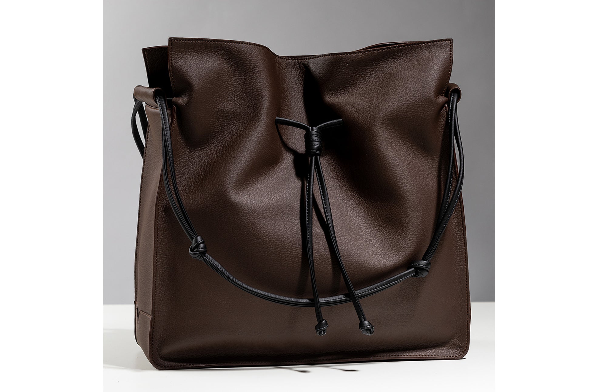The Large Shopper - Sample Sale in Technik in Taupe + Black image 8