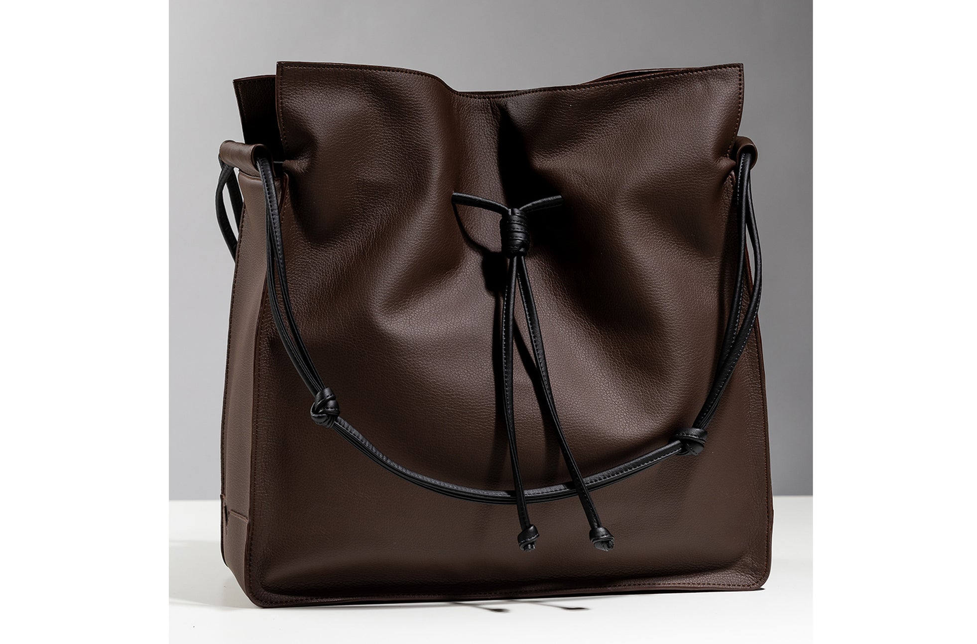 The Large Shopper in Technik-Leather in Taupe + Black image 5