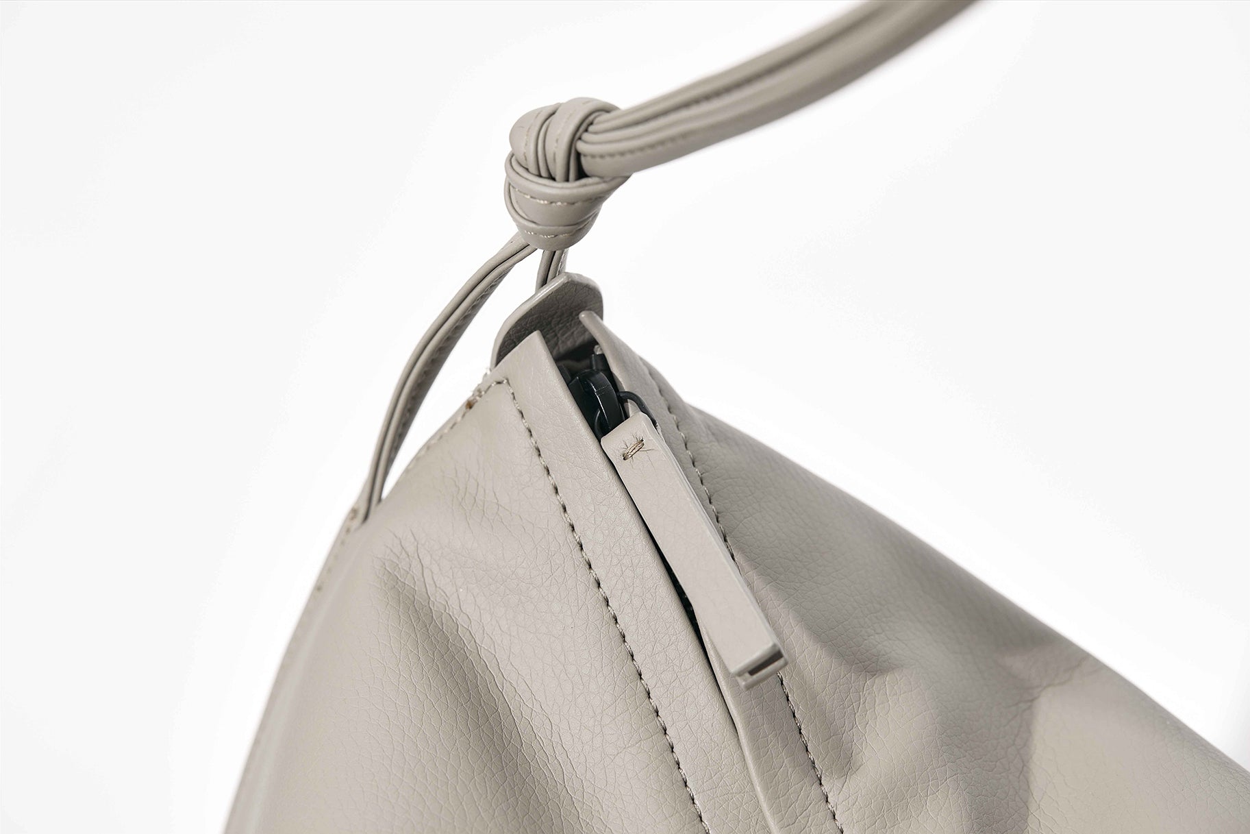 The Shoulder Bag in Banbū Leather in Stone image 5