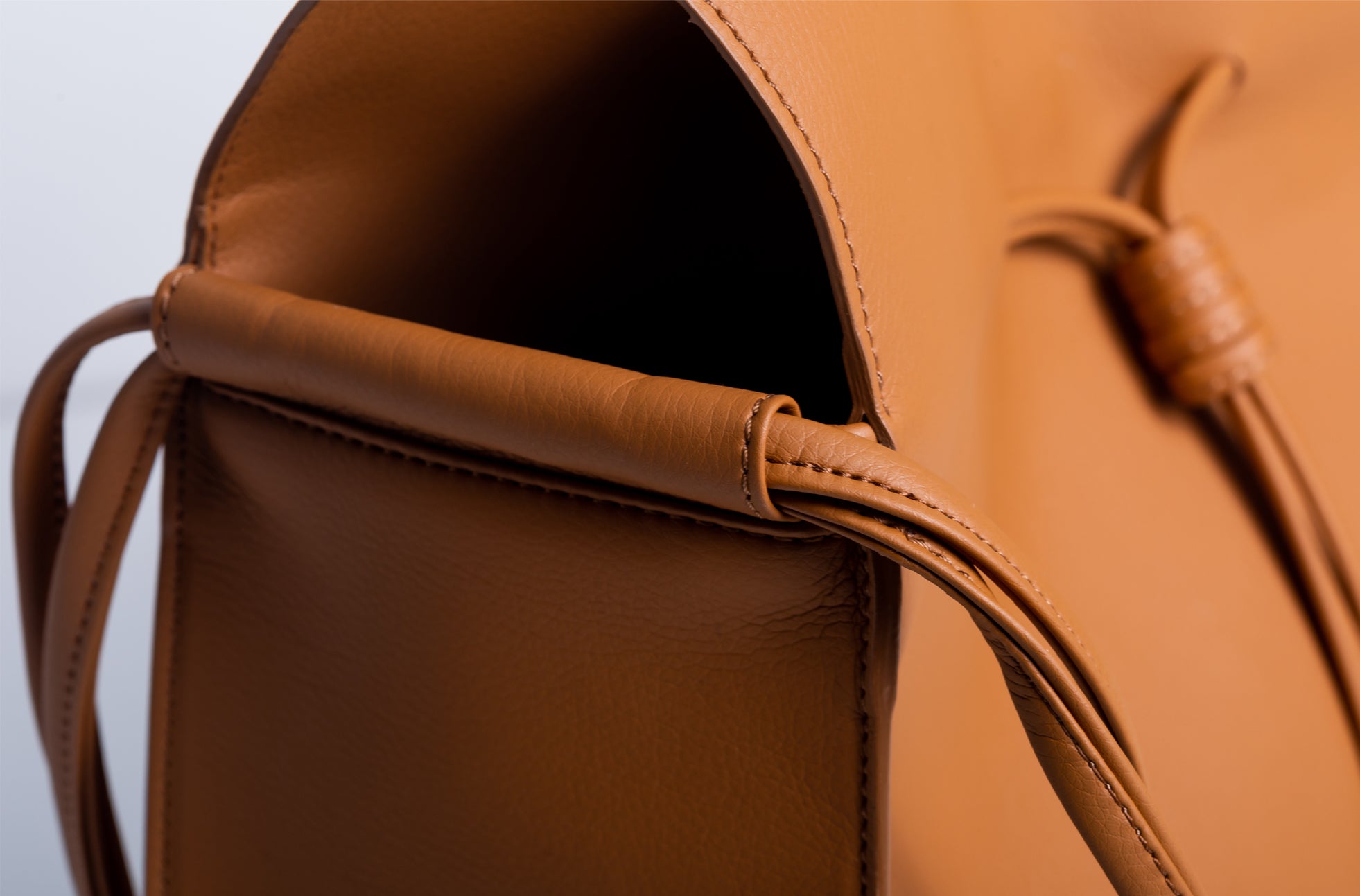 The Large Shopper in Technik-Leather in Caramel image 9