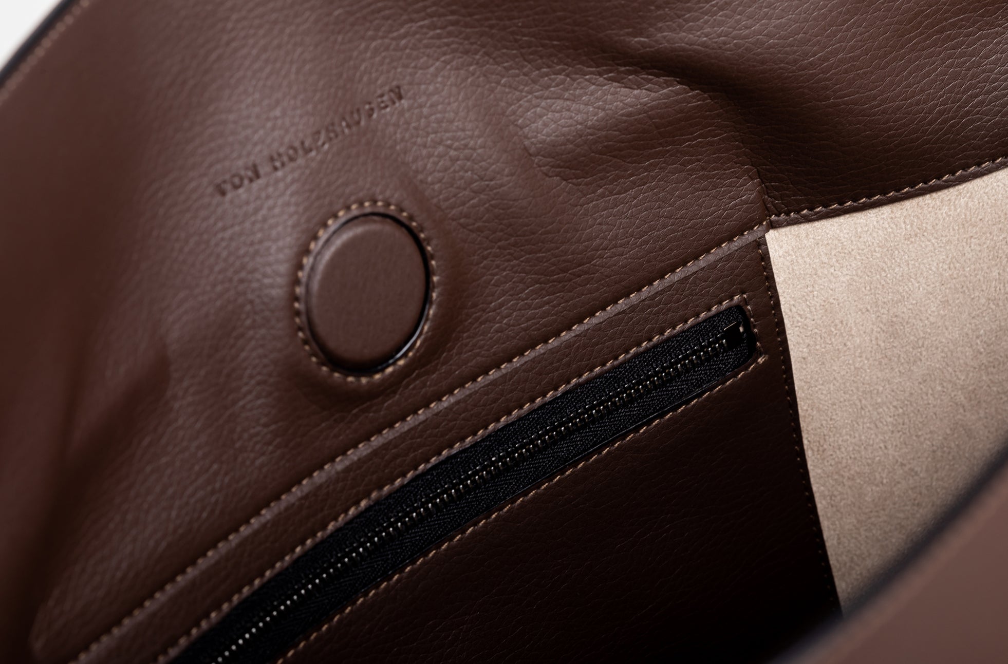 The Large Shopper - Sample Sale in Technik in Taupe + Black image 11