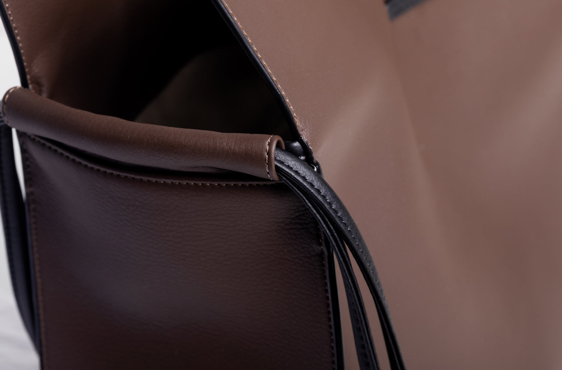 The Large Shopper - Sample Sale in Technik in Taupe + Black image 9