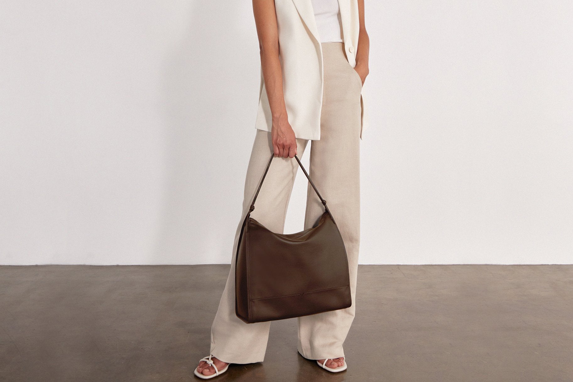The Shoulder Bag in Banbū in Taupe image 2