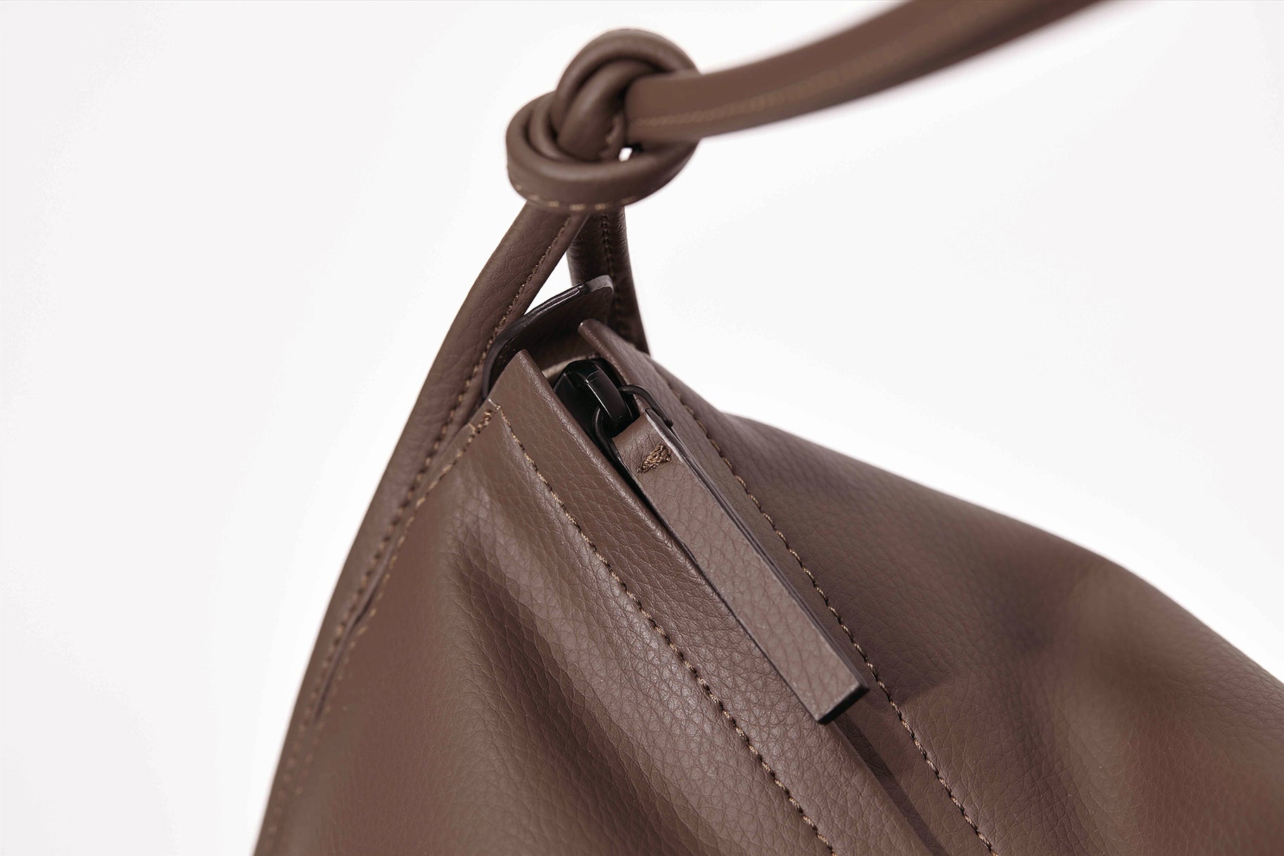 The Shoulder Bag in Banbū Leather in Taupe image 5
