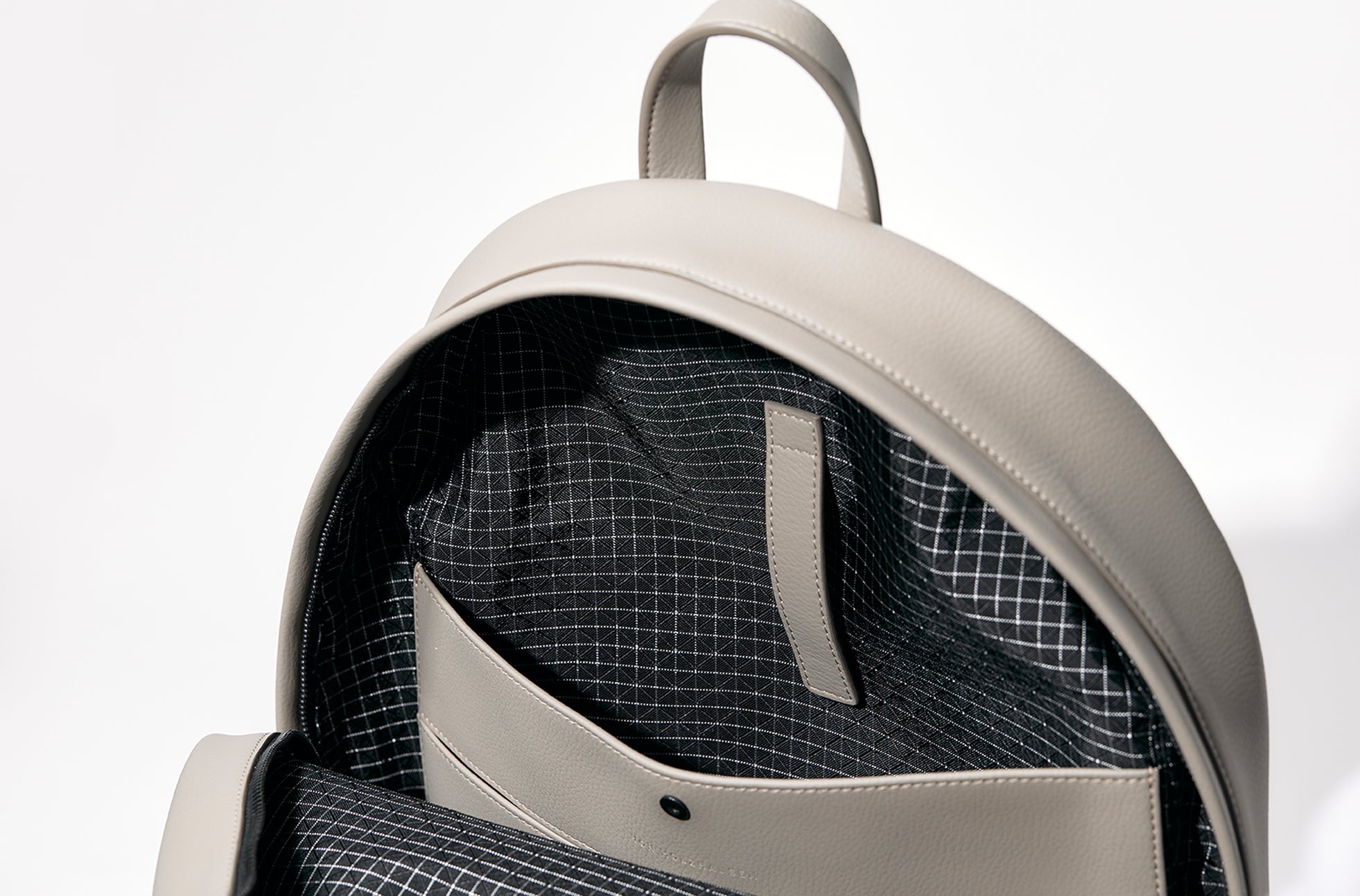 The Classic Backpack - Sample Sale in Technik in Stone image 7