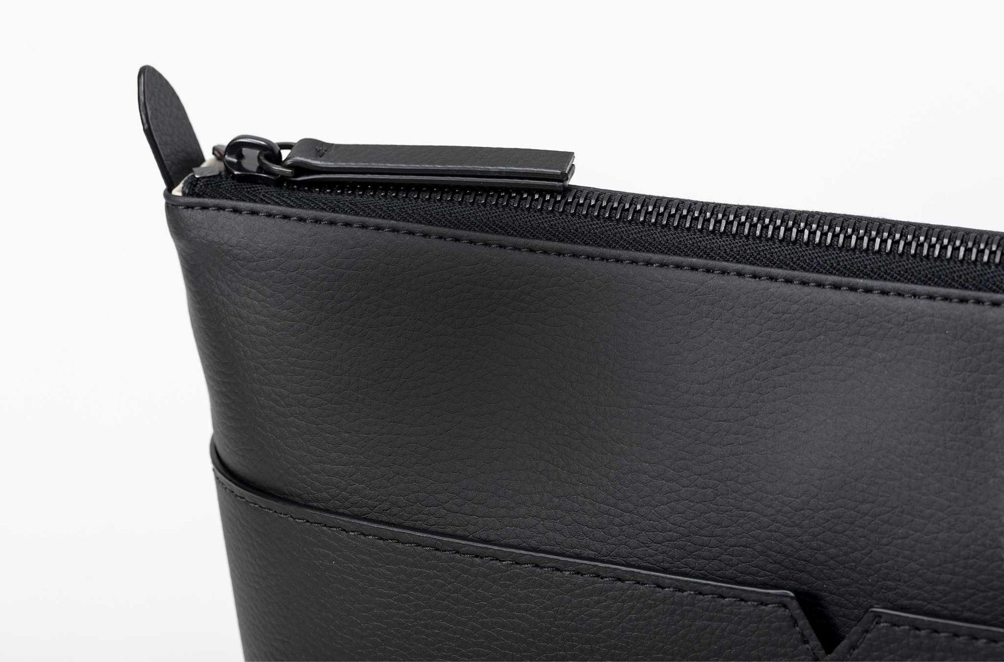The Catch-All Pouch in Technik in Black image 5
