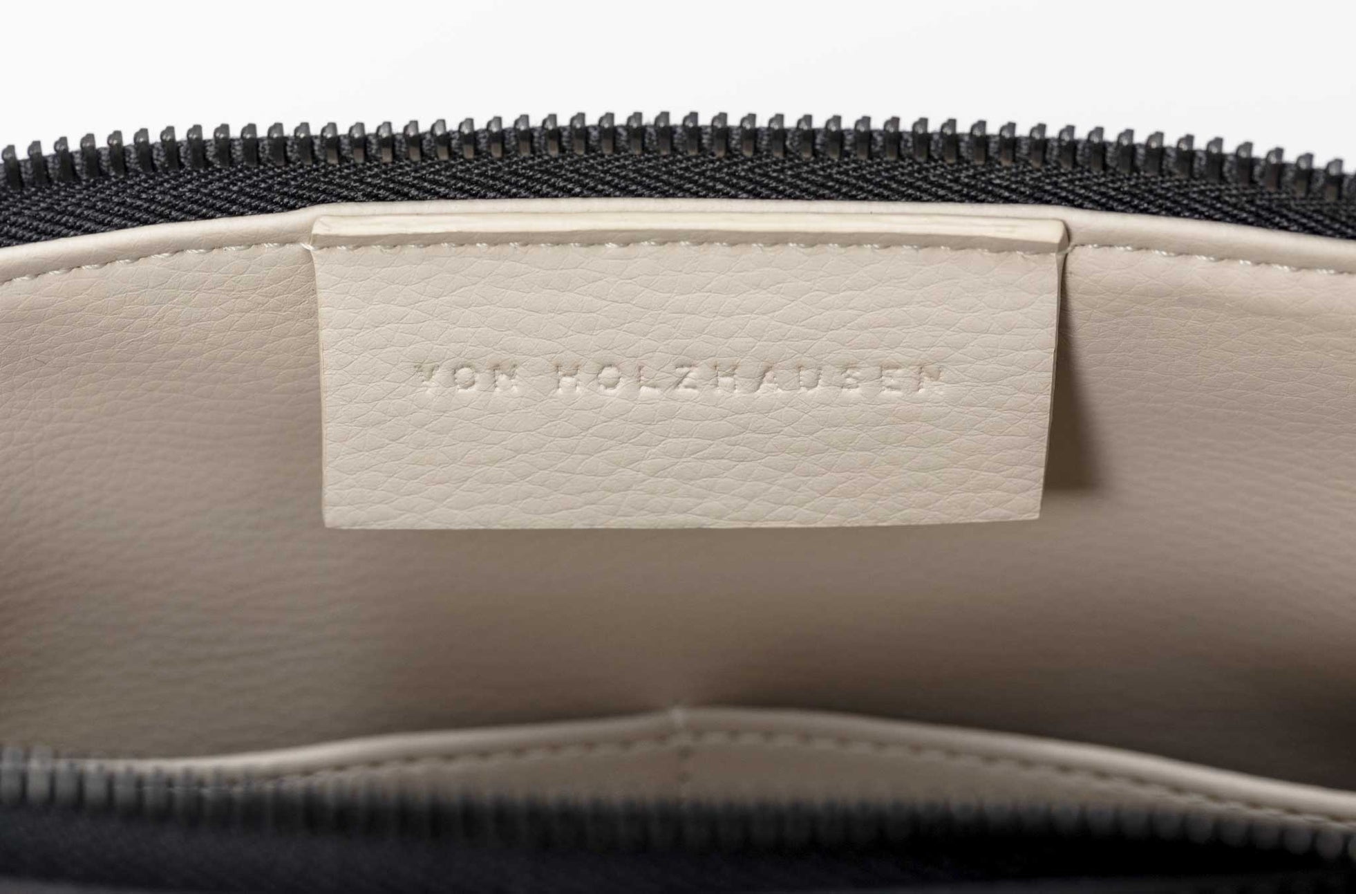 The Catch-All Pouch in Technik in Black image 8