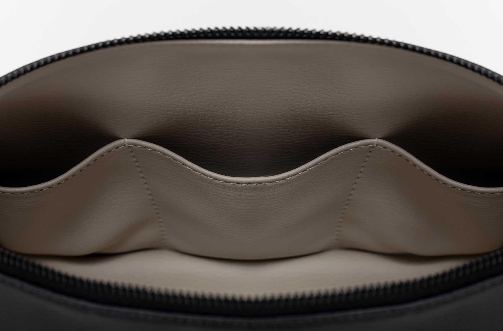 The Catch-All Pouch in Technik in Black image 9