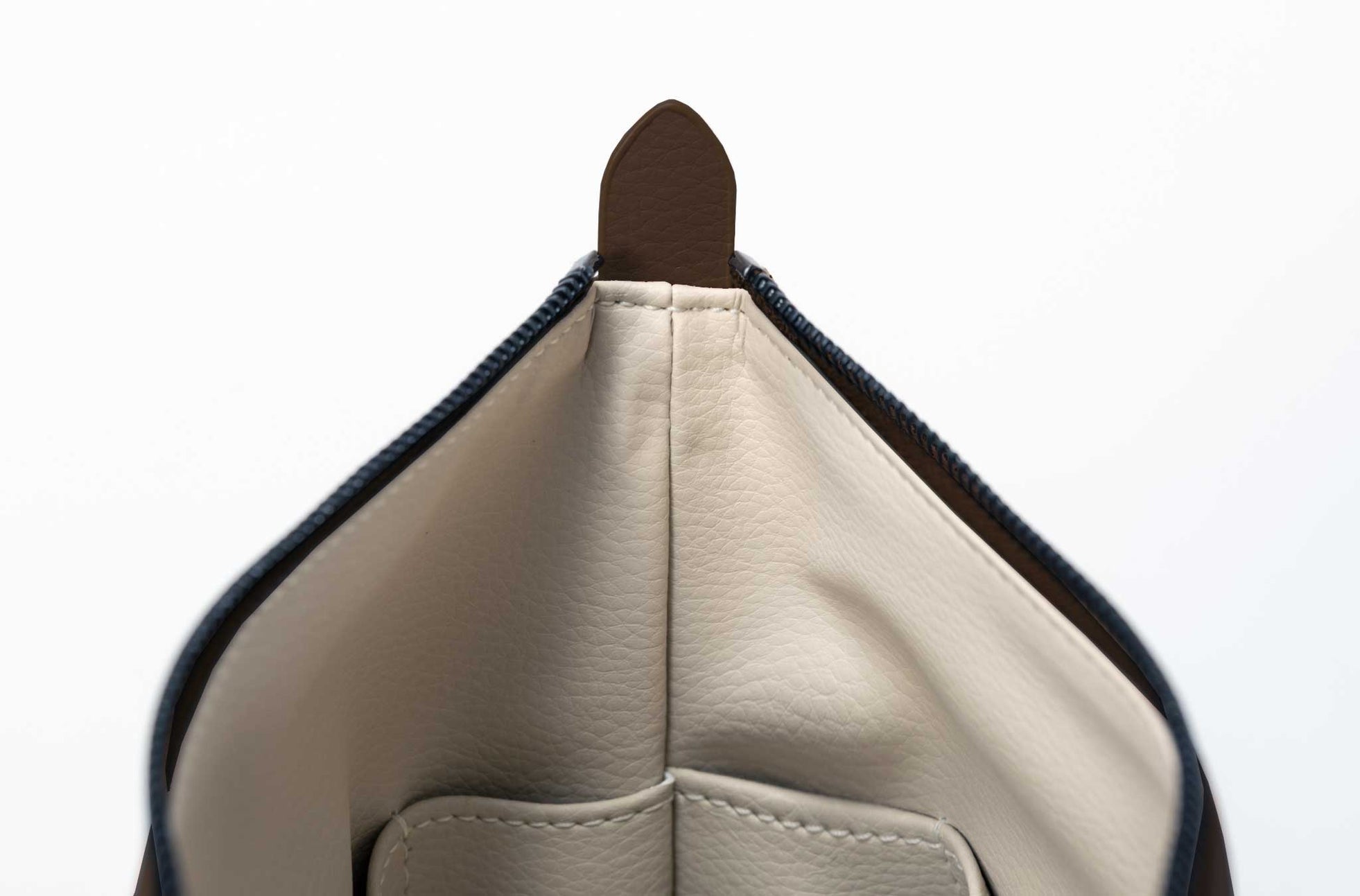 The Catch-All Pouch in Technik in Black image 10