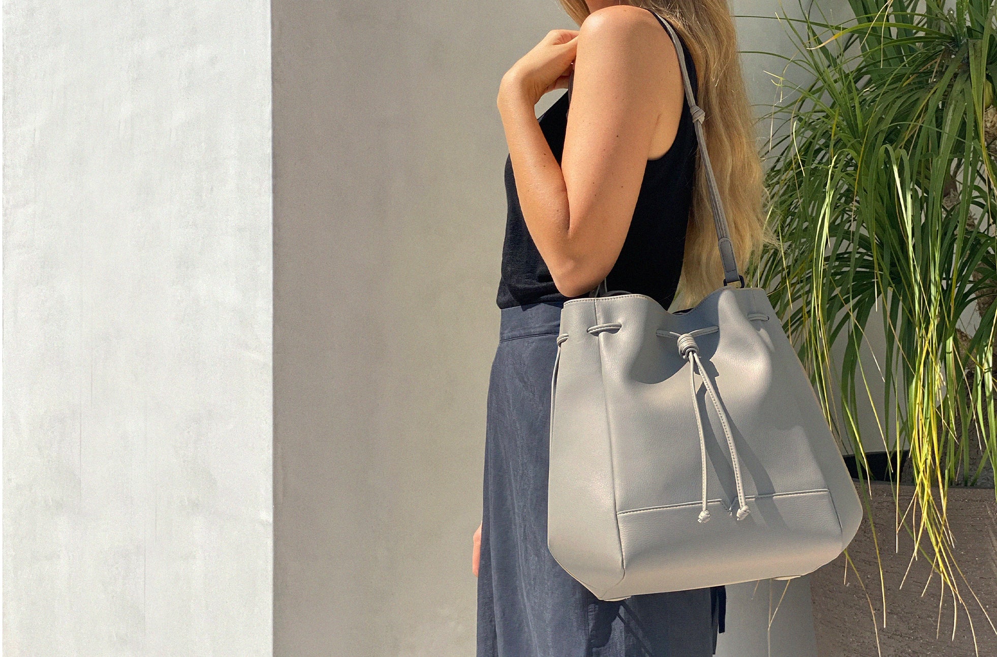The Large Bucket Backpack in Technik in Stone image 