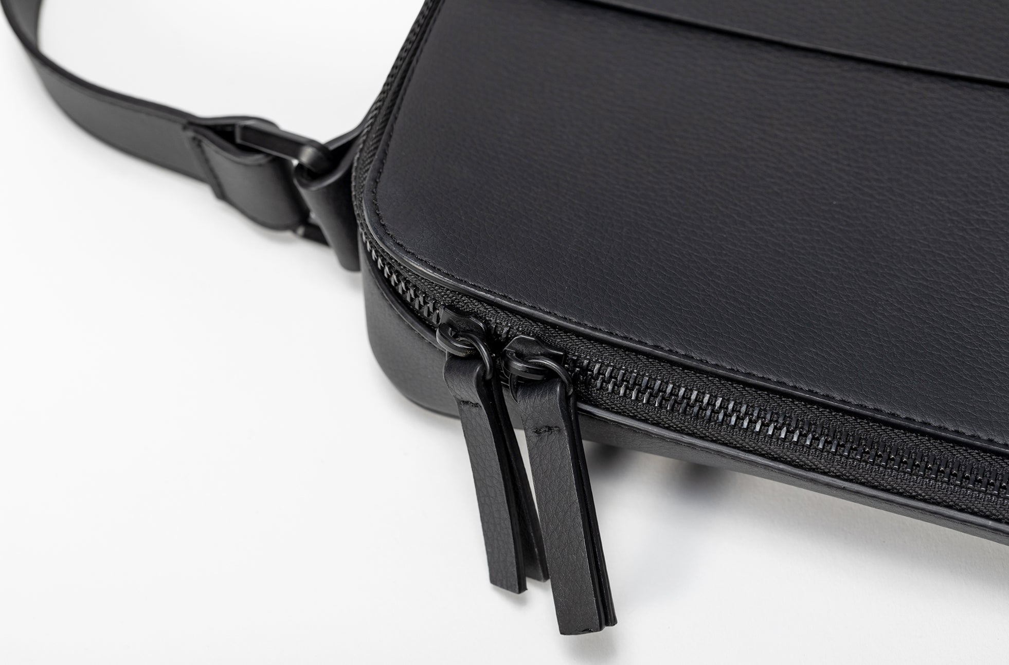 The Tech Messenger Bag in Technik in Black image 9