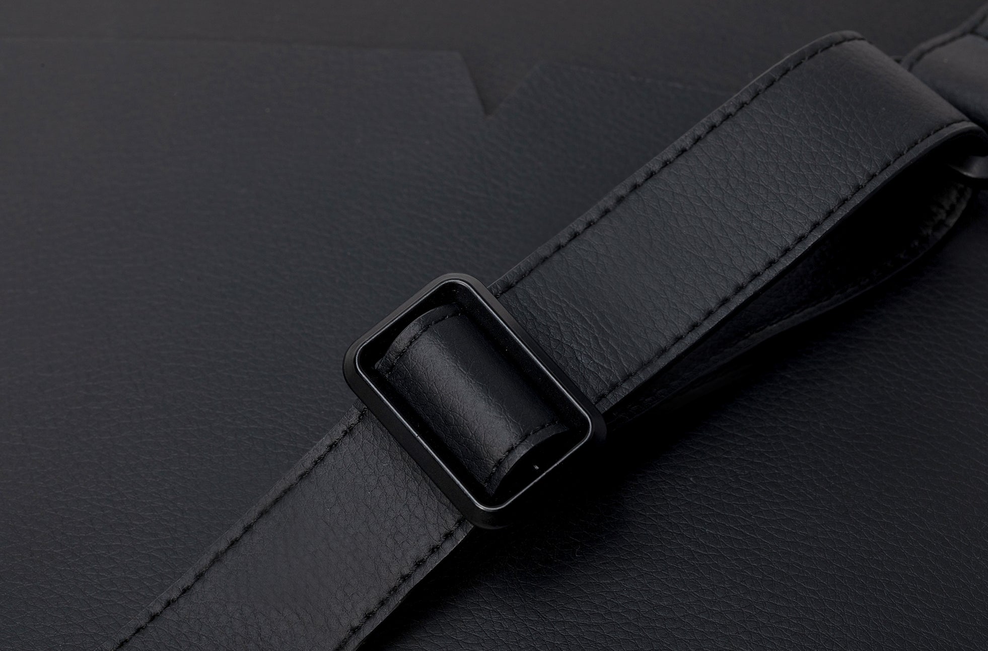 The Tech Messenger Bag in Technik in Black image 11