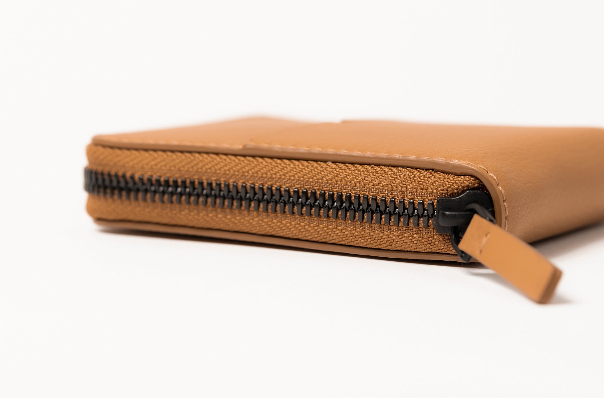The Zip-Around Wallet in Technik-Leather in Caramel image 4