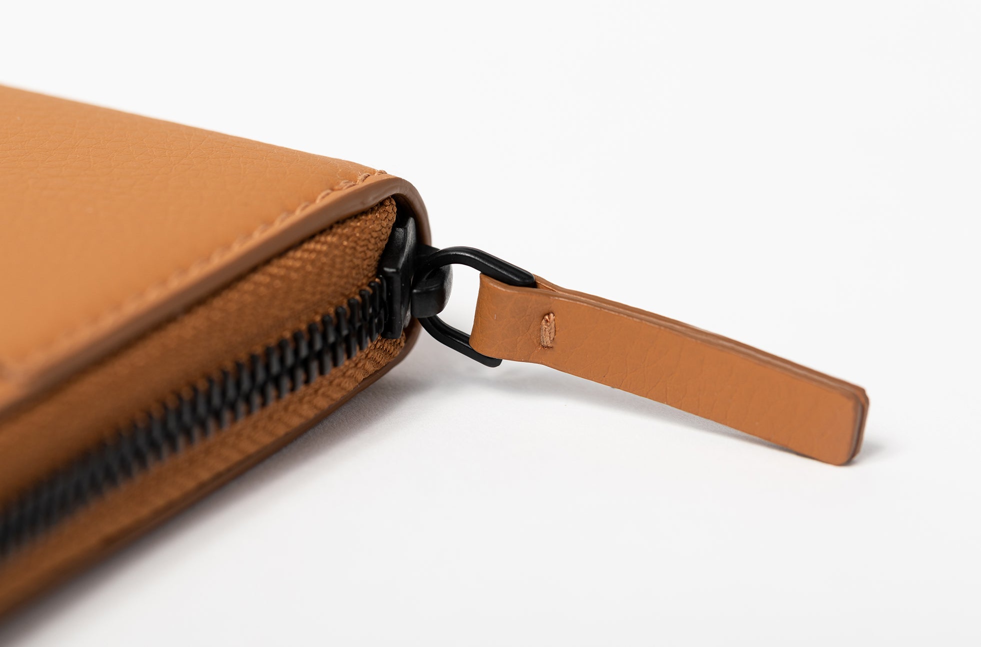 The Zip-Around Wallet in Technik-Leather in Caramel image 10
