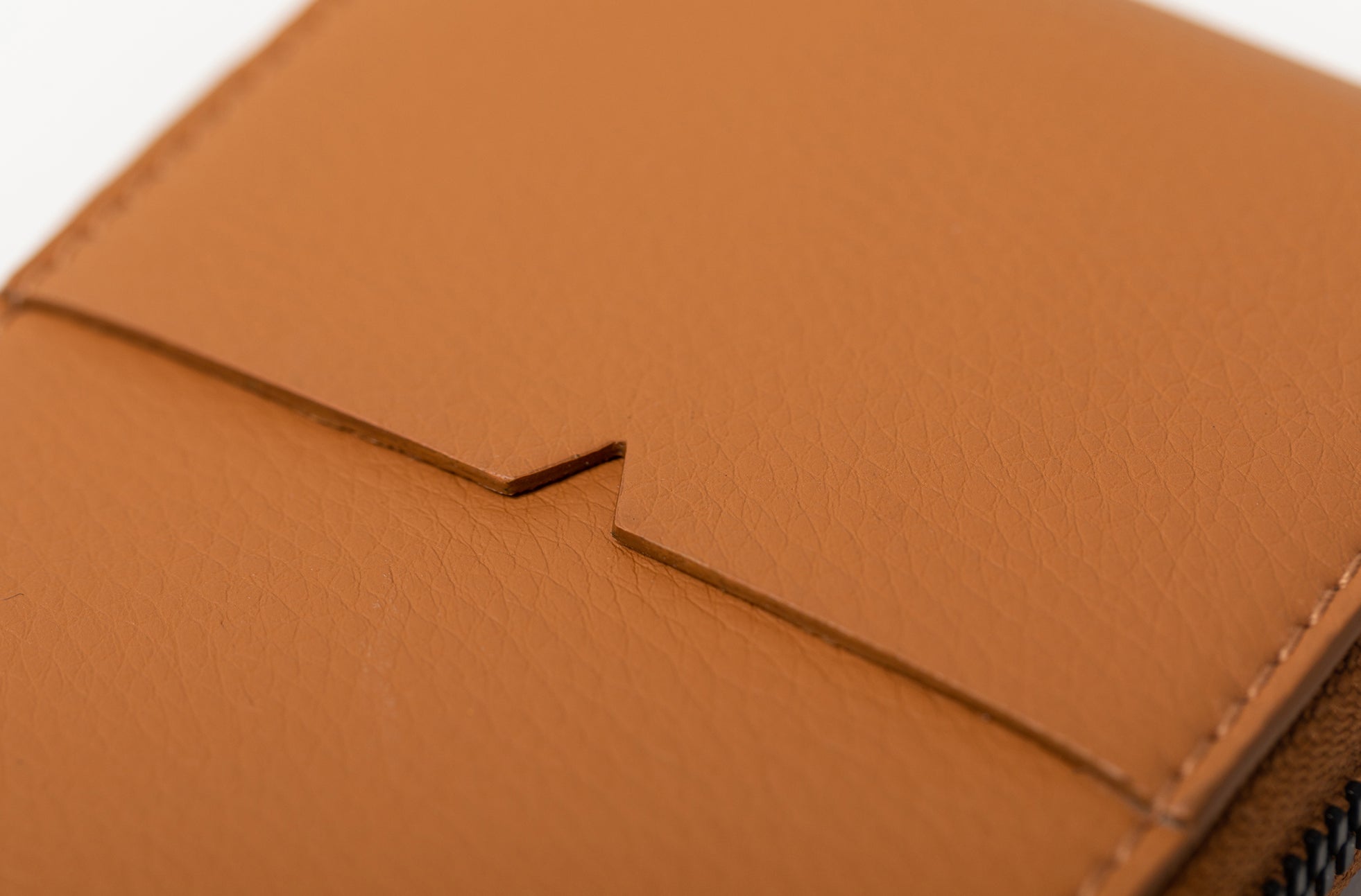 The Zip-Around Wallet in Technik-Leather in Caramel image 11