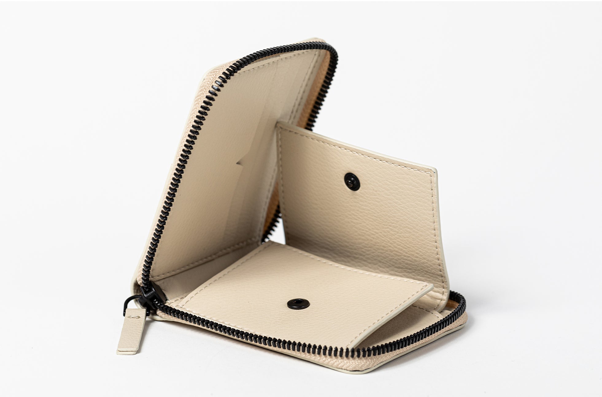 The Zip-Around Wallet in Technik-Leather in Oat image 6
