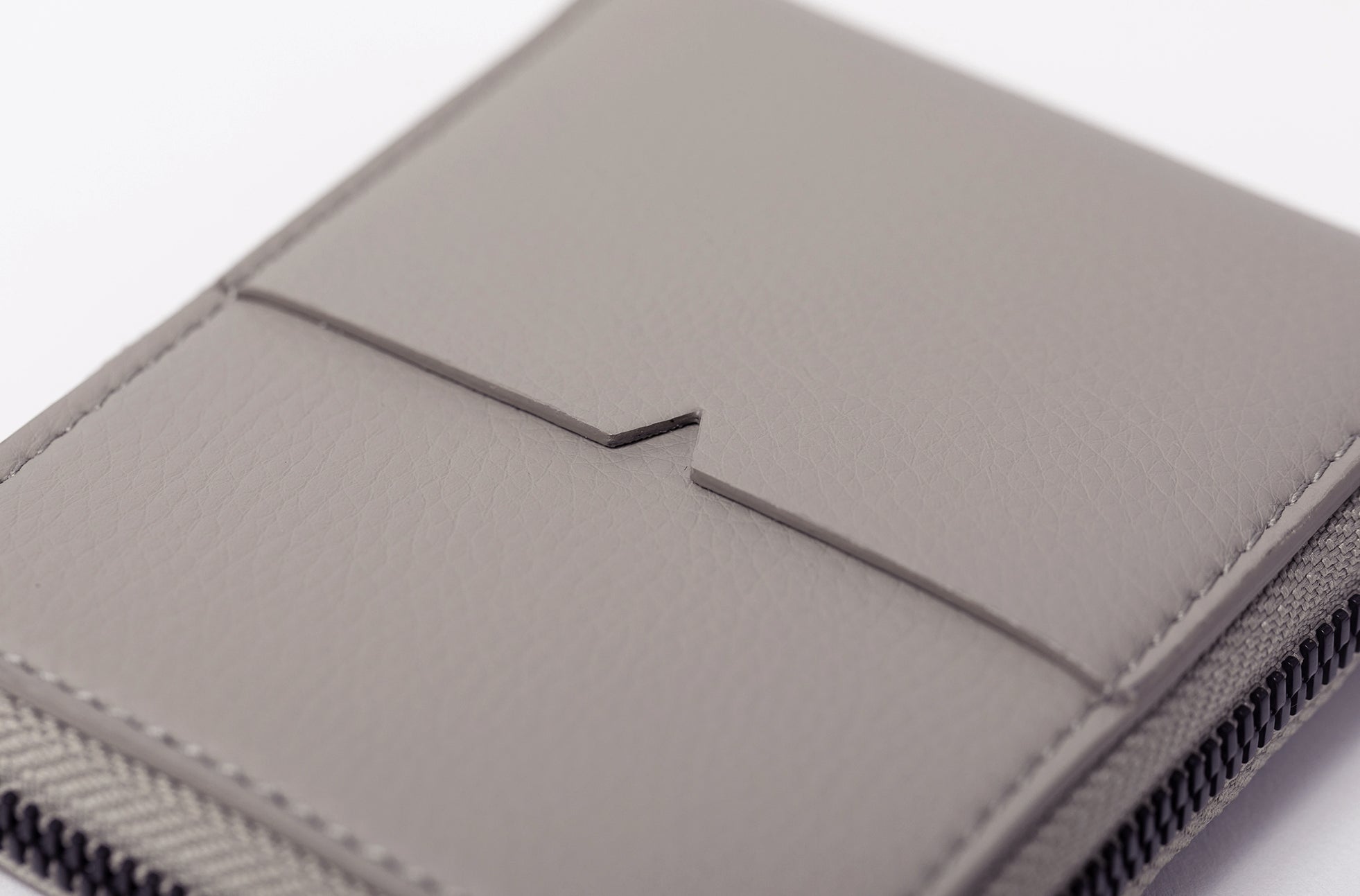 The Zip-Around Wallet in Technik-Leather in Stone image 11