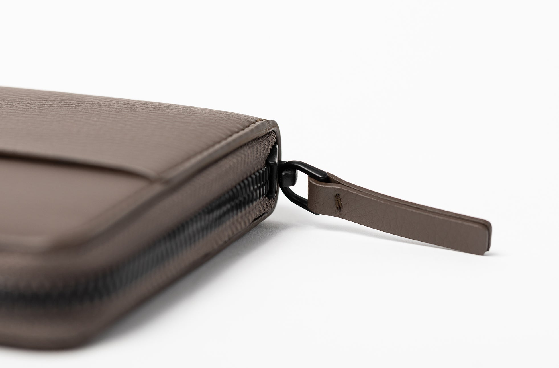 The Zip-Around Wallet in Technik-Leather in Taupe image 10