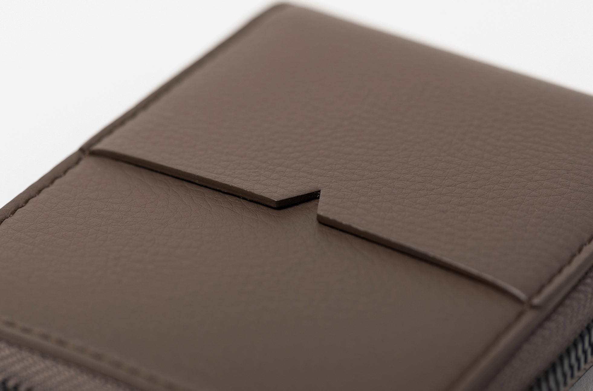 The Zip-Around Wallet in Technik-Leather in Taupe image 11
