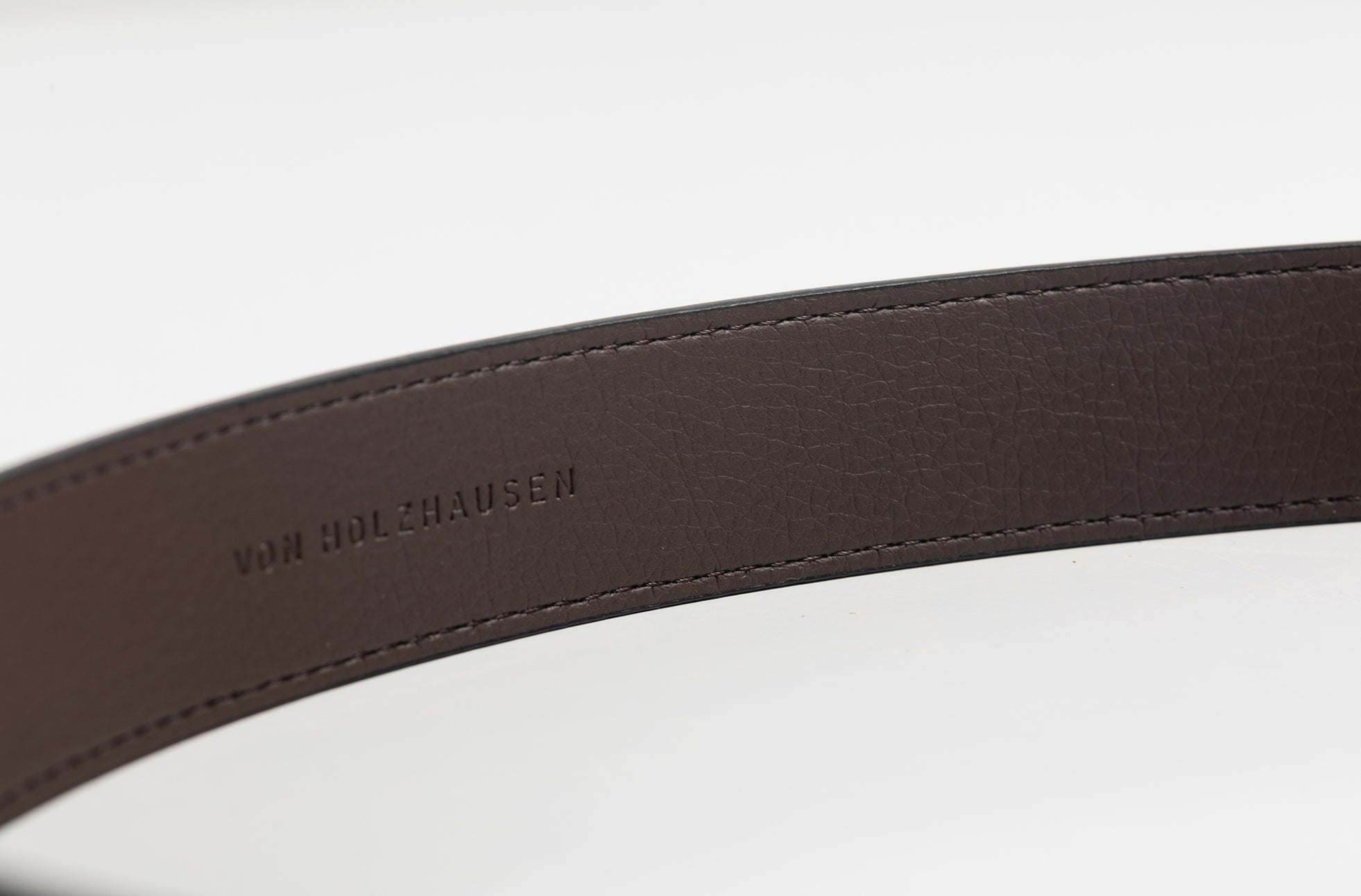 The Women's Belt in Technik-Leather in Taupe image 6