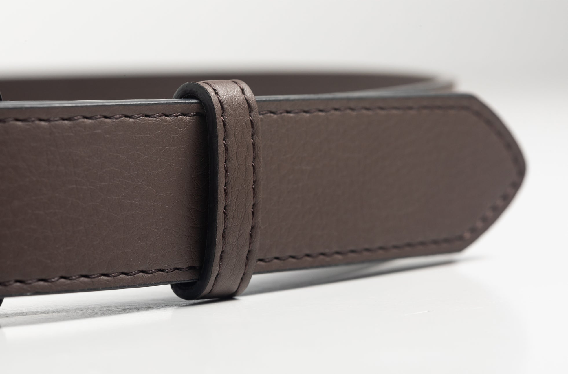 The Women's Belt in Technik-Leather in Taupe image 4