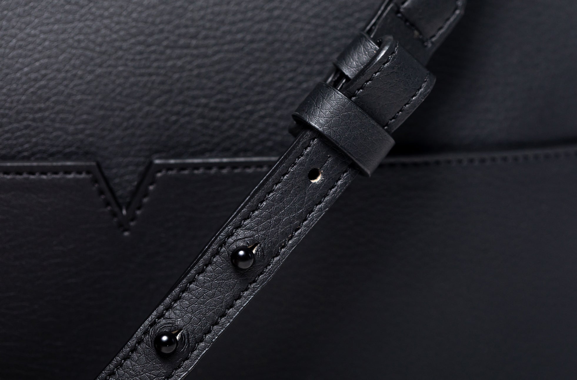 The Zipper Crossbody in Technik 2.0 in Black image 11