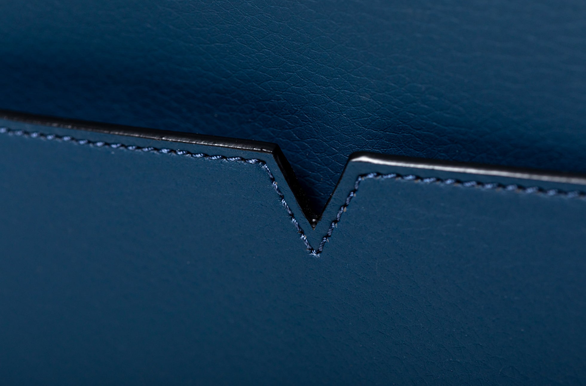The Zipper Crossbody in Technik-Leather 2.0 in Denim image 6