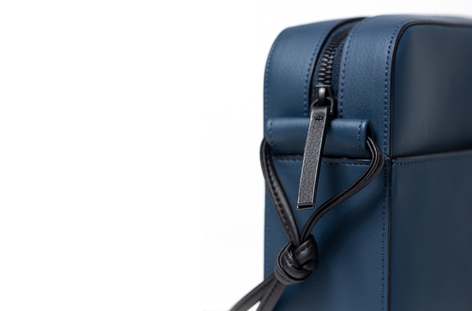 The Zipper Crossbody in Technik-Leather 2.0 in Denim image 4