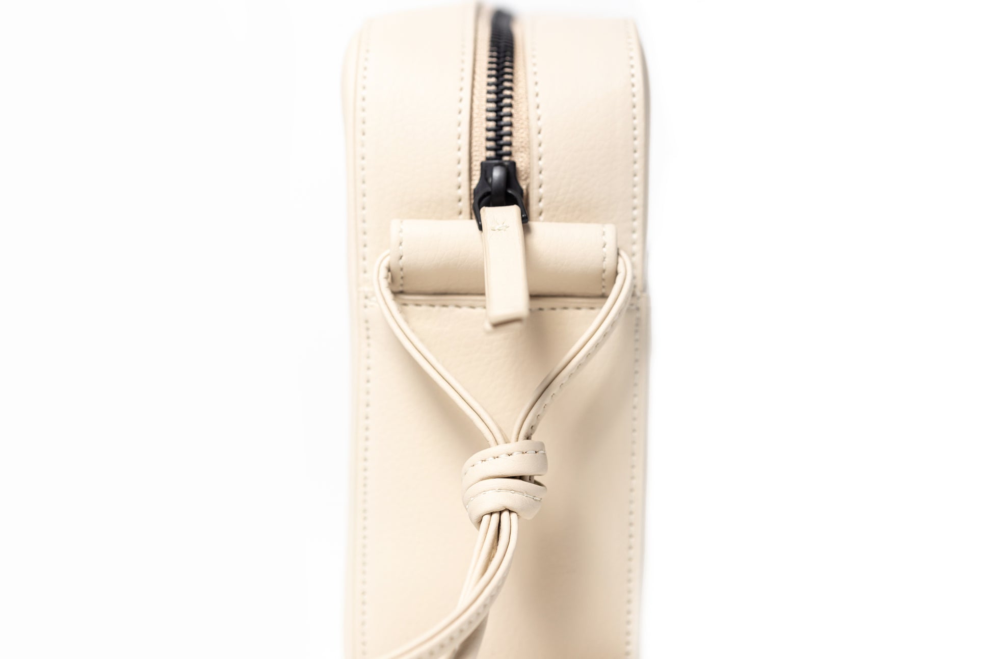 The Zipper Crossbody in Technik-Leather 2.0 in Oat image 5