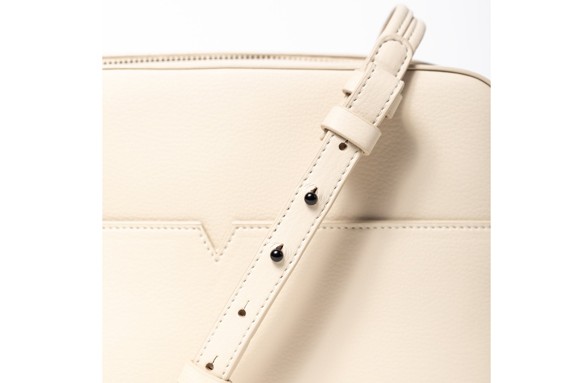 The Zipper Crossbody in Technik-Leather 2.0 in Oat image 8