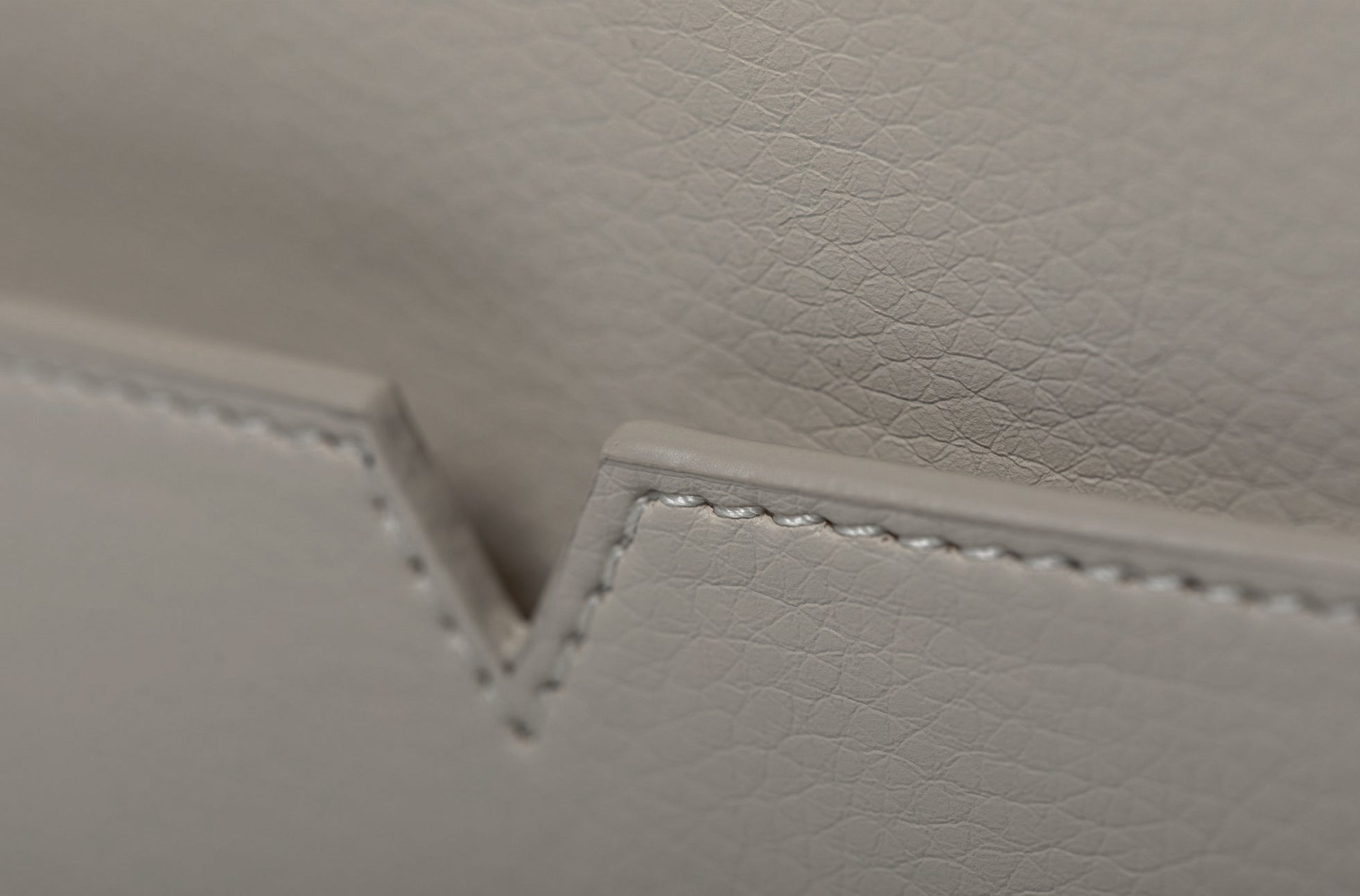 The Zipper Crossbody in Technik 2.0 in Stone image 3