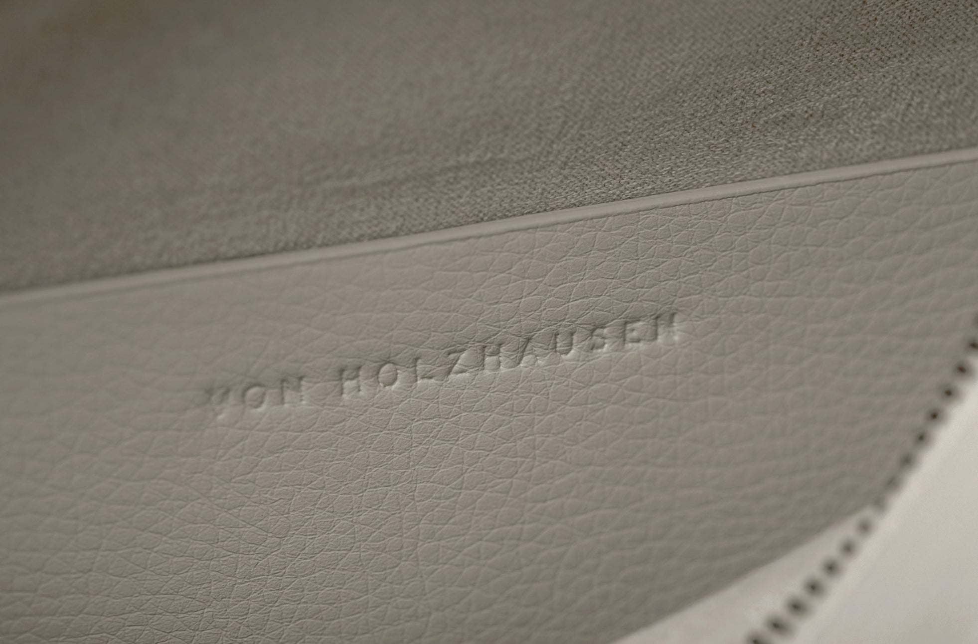 The Zipper Crossbody in Technik 2.0 in Stone image 4