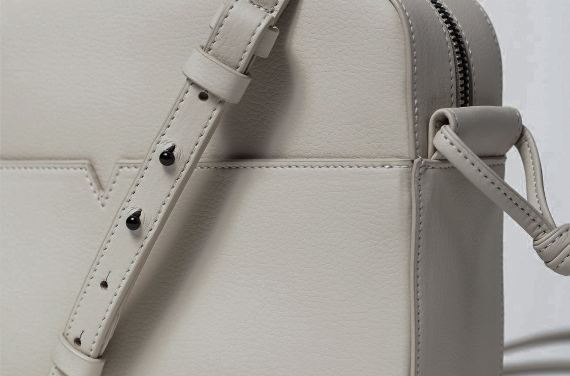 The Zipper Crossbody in Technik 2.0 in Stone image 6