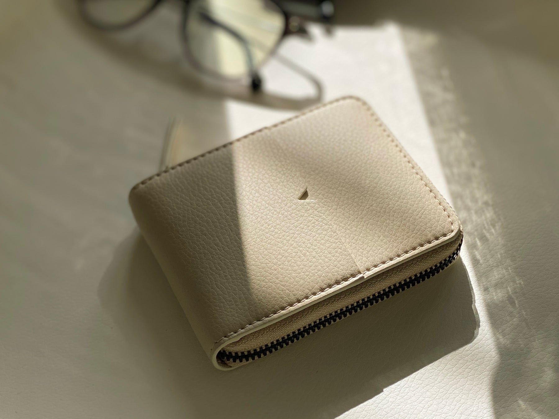 The Zip-Around Wallet in Technik-Leather in Oat image 2