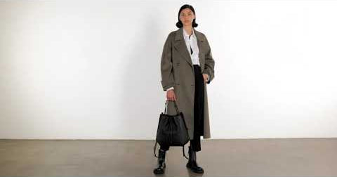 The Large Bucket Backpack - Sample Sale in Technik in Caramel video 7
