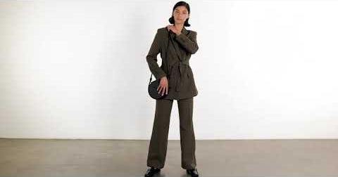 The Circle Crossbody - Sample Sale in Banbū in Patina video 8