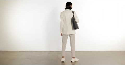 The Market Tote in Technik-Leather in Taupe and Black video 10